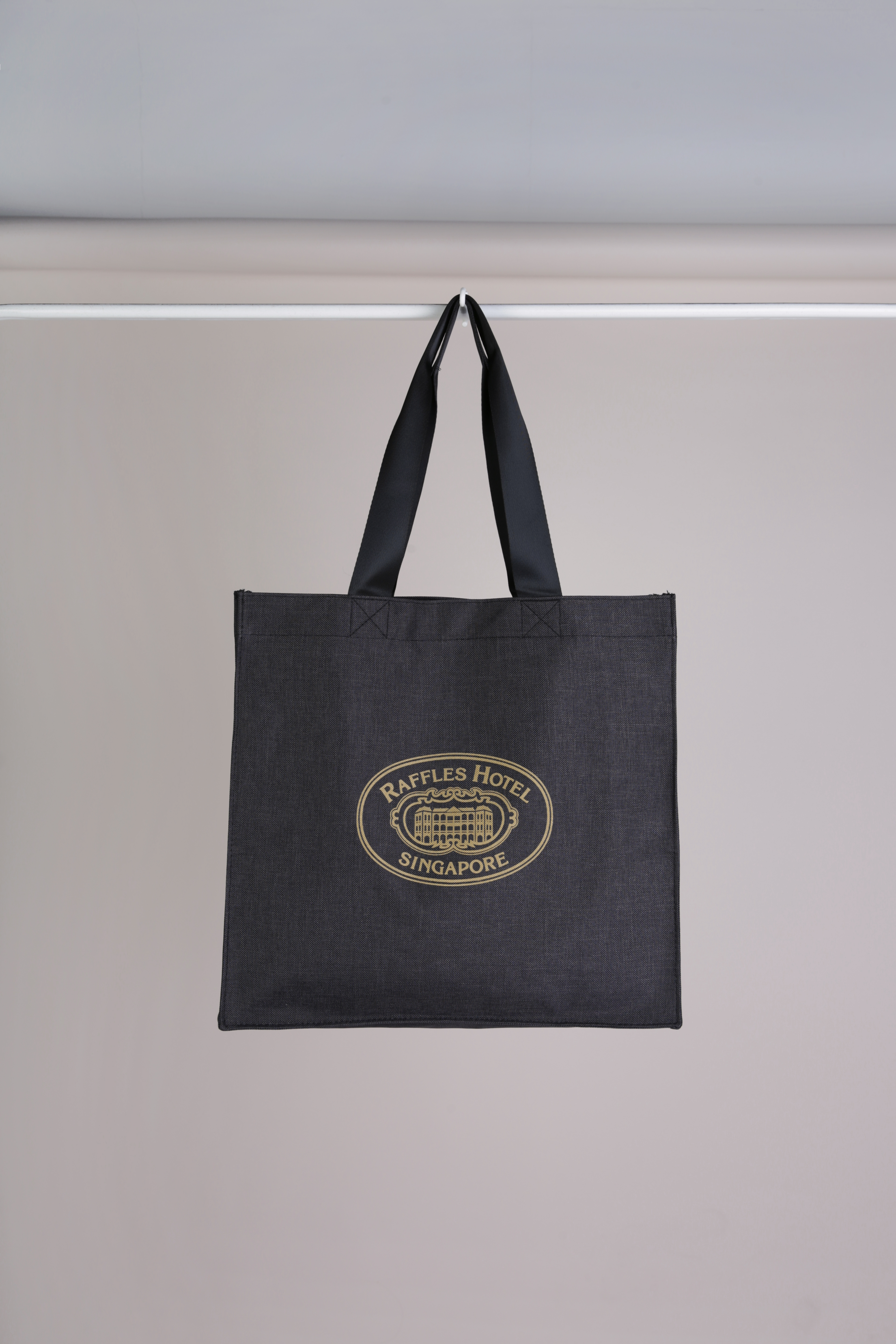 ラッフルズのナイロン製トートバッグ/Raffles Nylon Tote Bag